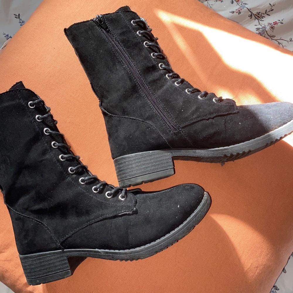 Black heeled boots size 7W